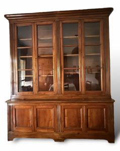 Librería de nogal de cuatro puertas
