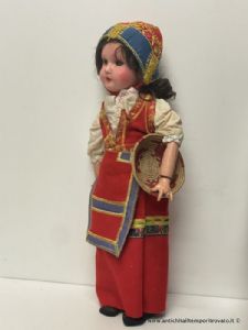 Muñeca antigua de mediados del siglo XX con traje sardo de Desulo