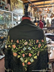 Chal de Oliena bordado a mano en policromía con largas franjas anudadas a mano (macramé)