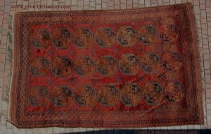 Asia Central, tercer cuarto del siglo XIX. Rara alfombra nómada antigua de las tribus Ersari, en excelentes condiciones de conservación.