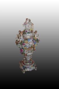 Espectacular jarrón de centro de mesa grande de porcelana de Dresde ricamente decorado