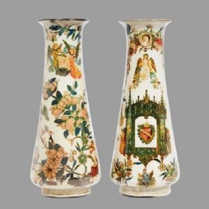 Par de jarrones de vidrio decorado con arte povera, con motivo de querubines y flores, Piamonte, siglo XVIII