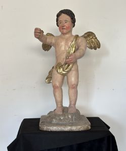 Ángel de madera con alas. Italia central, siglo XVII. Altura 78 cm