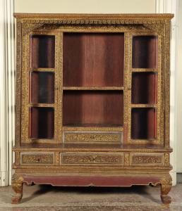 Aparador de madera lacada con fondo rojo ricamente decorado con tallas doradas - Tailandia, siglo XIX