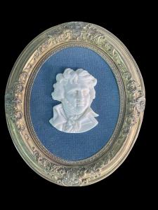 Bajorrelieve de marfil representando a Beethoven.