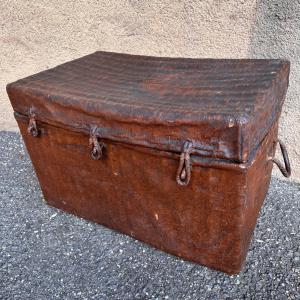Baule da marinaio in tela cerata, metà del XIX secolo. 