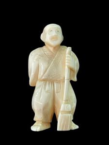 Netsuke de marfil que representa a un personaje masculino. Japón.