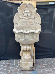 Fuente de pared de mármol biancone d'Asiago, medidas H143x66x47