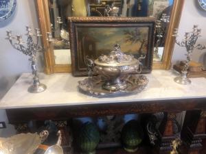 Par de candelabros en estilo neoclásico en plata 800
    