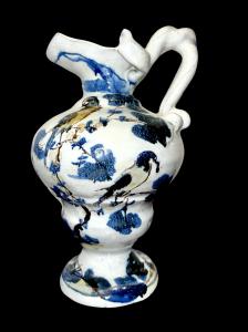 Versatoio in maiolica a bocca trilobata,manico a motivo serpentiforme e corpo globulare rastremato.Decoro a :’uccelli e prezzemolo ‘.Firma Lanterna,Manifattura Grosso di Albisola.