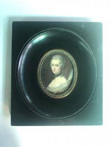 Miniatura que representa una figura femenina. Marco de madera ebanizada.