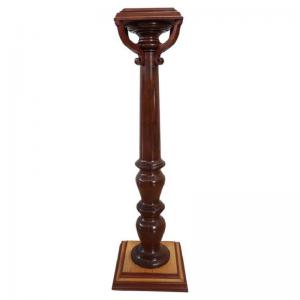 Columna de madera de roble del siglo XX