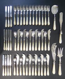 Servizio di posate composto da 51 pezzi in argento F. NICOUD e 21 pezzi in acciaio, manici in madreperla. Parigi, 1880 ca