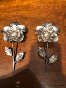 Par de bodegas de plata en forma de flor. Italia.
    