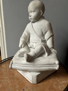 Scultura di un bambinon seduto, marmo bianco