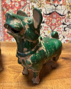 Par de figuras de estilo oriental en terracota esmaltada, China, siglo XX, representando perros. Alt. 30 cm, anch. 35 cm.