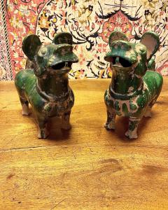 Pareja de figuras de estilo oriental en terracota esmaltada, China, siglo XX representando perros. Alt. 30 cm, anch. 35 cm.