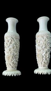 Pareja de pequeños jarrones de marfil con decoración floral en bajorrelieve. China.