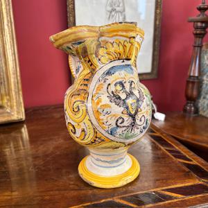 Antigua jarra vertedora de Pesaro del siglo XVIII. Manufactura de Callegari e Casali. Altura: 23 cm.