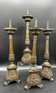 Set di 4 candelieri, Portacandele in ottone Cesellato – Neoclassici. 