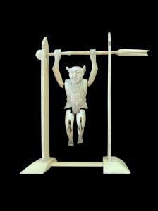 Figura de gimnasta articulada de marfil. Japón.