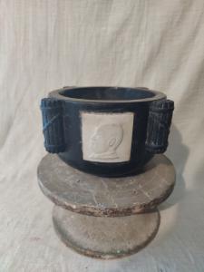 Mortaio fascista in marmo nero del Belgio con intarsio in marmo di Carrara - 23 x 23 cm