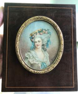 Miniatura que representa una figura femenina. Firma: G. Fremont. Francia.