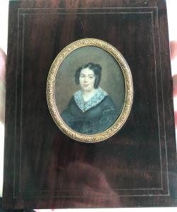 Miniatura que representa una figura femenina. Firmada. Francia.