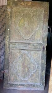 PTL705 - Antigua puerta lacada, con paneles tallados, época del siglo XVIII, medidas cm An 102 x Al 218