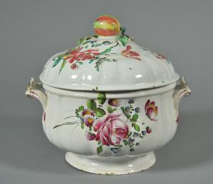 Gran sopera de mayólica decorada con flores policromadas sobre fondo blanco, manufactura Hannong, siglo XVIII.