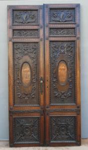 PTI754 - Puerta de nogal, dos hojas esculpidas con mascarones y decoraciones de hojas, época del siglo XIX, medidas cm L 106 x H 211