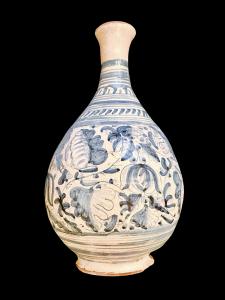 Bottiglia in maiolica con decoro in monocromia turchina a motivi vegetali stilizzati.Montelupo.