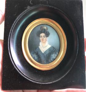 Miniatura representando figura femenina.