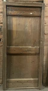PTIR477 - Puerta rústica de nogal, con marco, época del siglo XIX, luz cm An 78 x Al 184