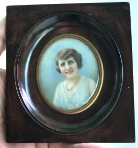 Miniatura que representa a una figura femenina. Firma y fecha: R. Thomas 1932.