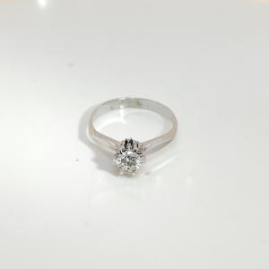 Anello in oro con diamante