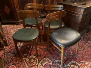 Cuatro sillas de los años 50