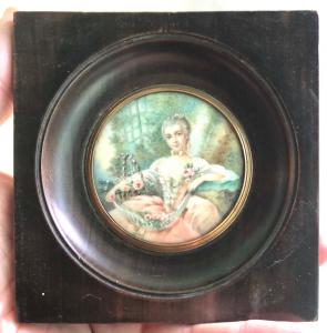 Miniatura que representa una figura femenina con flores.