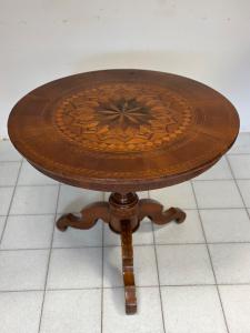 Mesa auxiliar con incrustaciones de Rolo. Siglo XIX