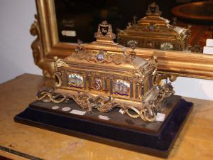 Magnífico cofre para joyas / documentos en plata revestida de oro vermeil