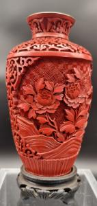 Jarrón chino de laca tallada con flores