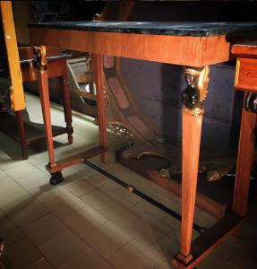Consola Toscana con mármol, en madera de cerezo. Principios del siglo XIX.