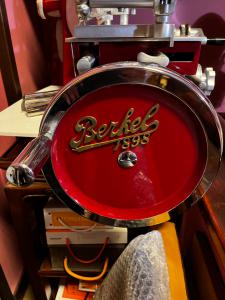 Cortafiambres Berkel 1898 - volante B3 roja + pinza para jamón. Nunca usada, en perfectas condiciones.