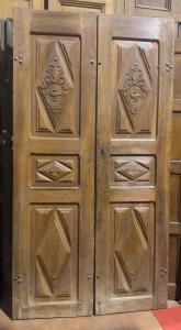 PTCI400 - Puerta de entrada de dos hojas en nogal, época del siglo XVIII, medidas cm A 121 x H 230