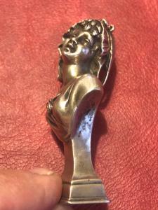 Sigillo in argento raffigurante busto femminile in stile art-nouveau.