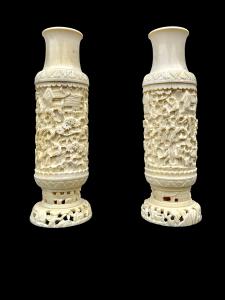 Pareja de floreros de marfil con grabados en bajorrelieve de figuras en un entorno rural. China.