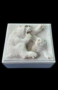 Caja de marfil con tapa grabada con dos monos en alto relieve. Japón.