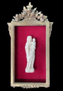 Escultura en bajorrelieve de marfil que representa a la Virgen con el Niño.