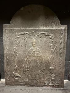 P261 - Placa de chimenea de hierro fundido, con papa, época del siglo XIX, medidas cm L 50 x H 55