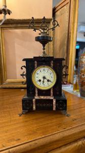 Reloj de mesa de pizarra con adornos de zamak. Francia, finales del siglo XIX.